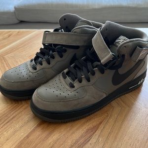 Nike Air Force One High Top - size 9